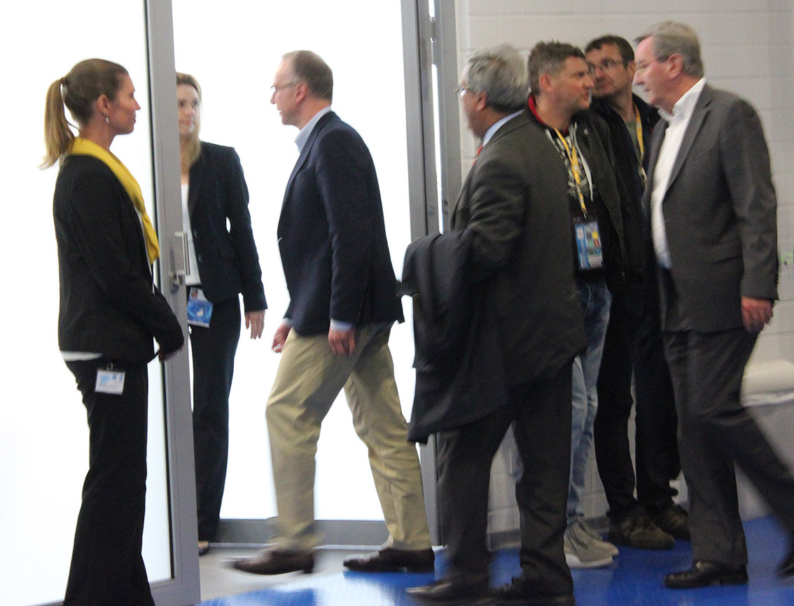 Die Bayern-Bosse verlassen die Rhein-Neckar-Arena zum Abendessen mit den TSG-Verantwortlichen in der Ratsstube in Dühren