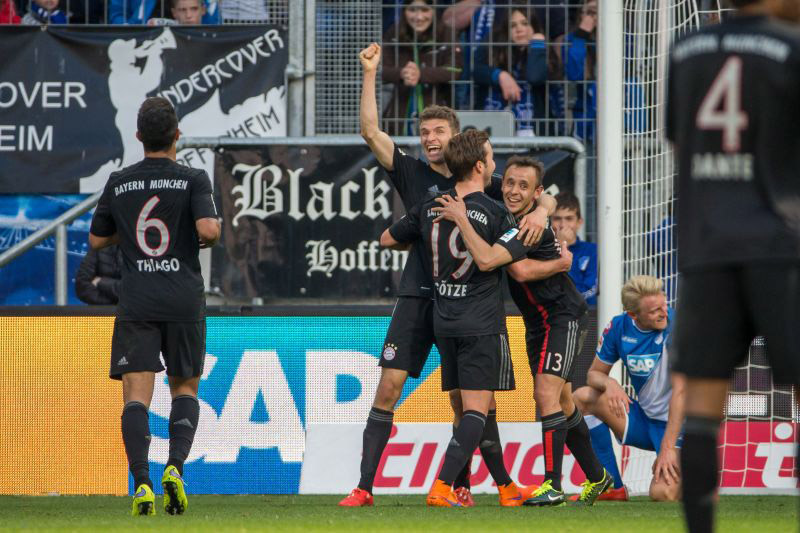Die Bayern-Spieler freuen sich über das 2:0 in der Nachspielzeit