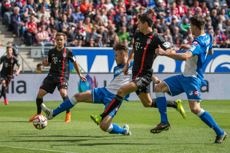 Hoffenheims Ermin Bicakcic rettet vor Robert Lewandowski