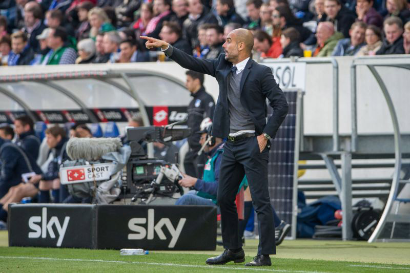 Engagierter Bayern-Coach Pep Guardiola am Spielfeldrand