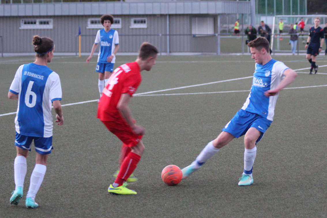 Dustin Brunner kommt seinem Gegenspieler einen Schritt zuvor