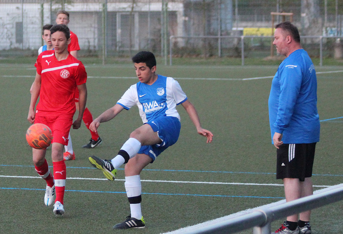 Sindi Saler in Aktion. Gespannt beobachtet Thomas Schinkmann (re.) die Szene.