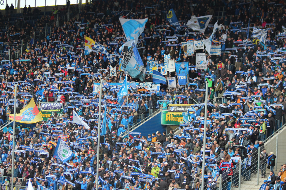 Hoffenheimer Fankurve vor Spielbeginn