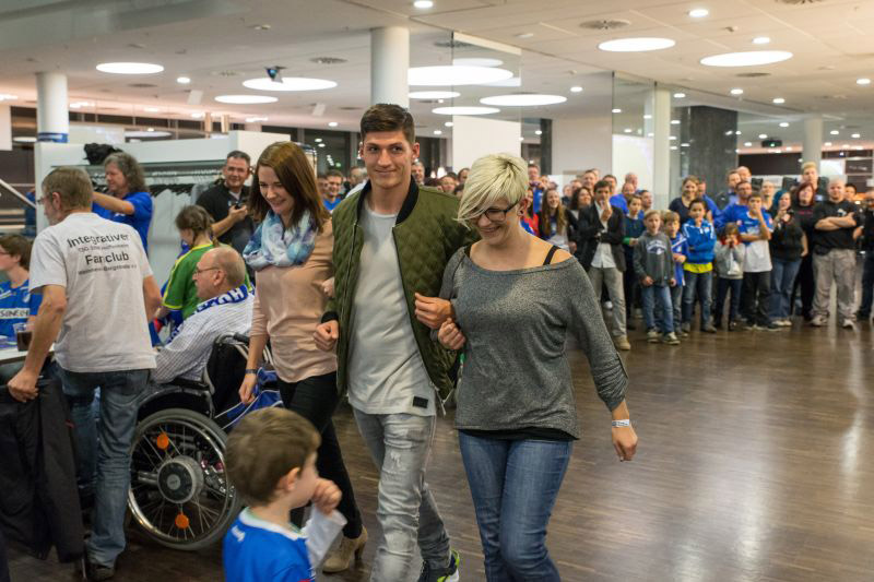 Zuber zwischen zwei TSG-Fans bei einem Fantreffen