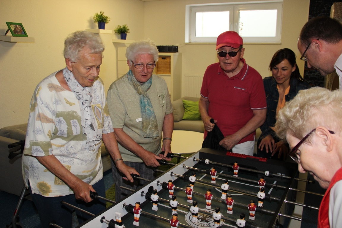 Begeistertes Match am Fußball-Kicker