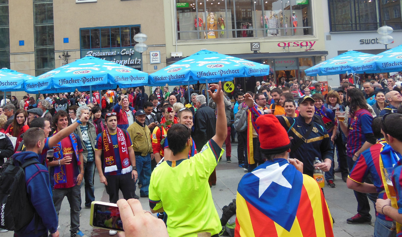 Zahlreiche Barca-Fans sind bereits in der Münchner Innenstadt