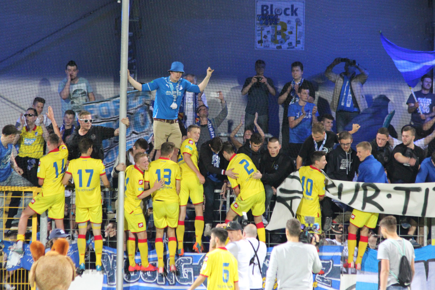 Die Sieger lassen sich am Zaun von ihren Fans feiern