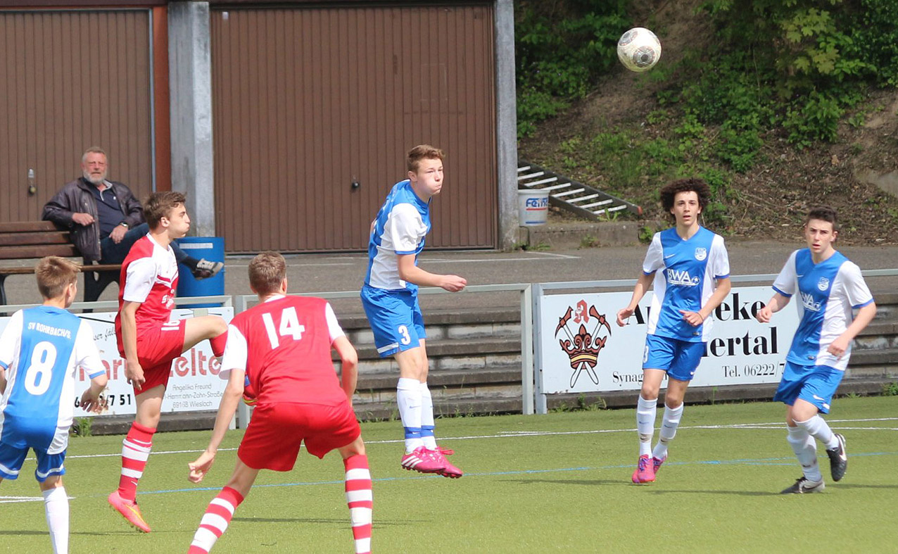 Dustin Brunner entschärft einen gegnerischen Angriff