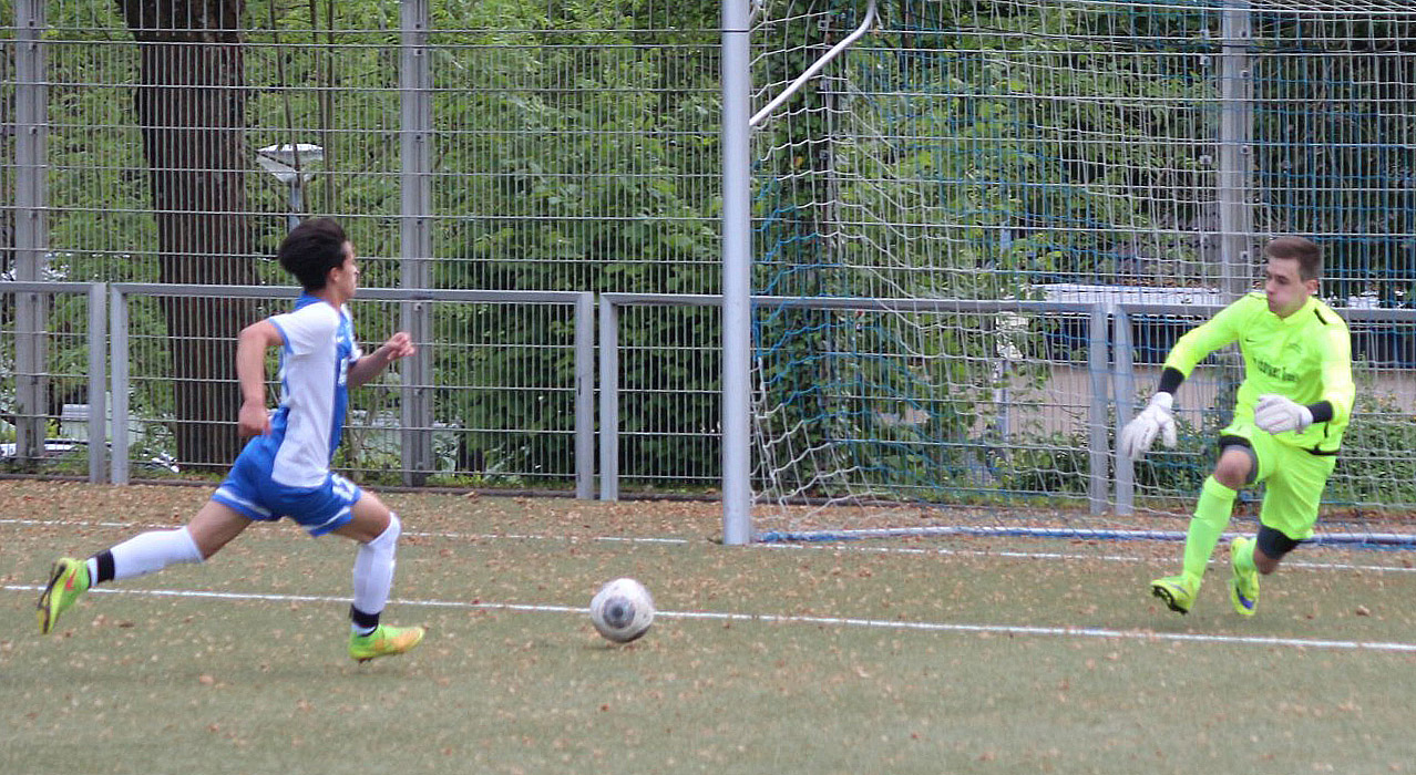 Die größter SV-Chance. Jan-Gabriel Dewald kommt beim Stande von 0:0 in dieser Szenen einen Schritt zu kurz