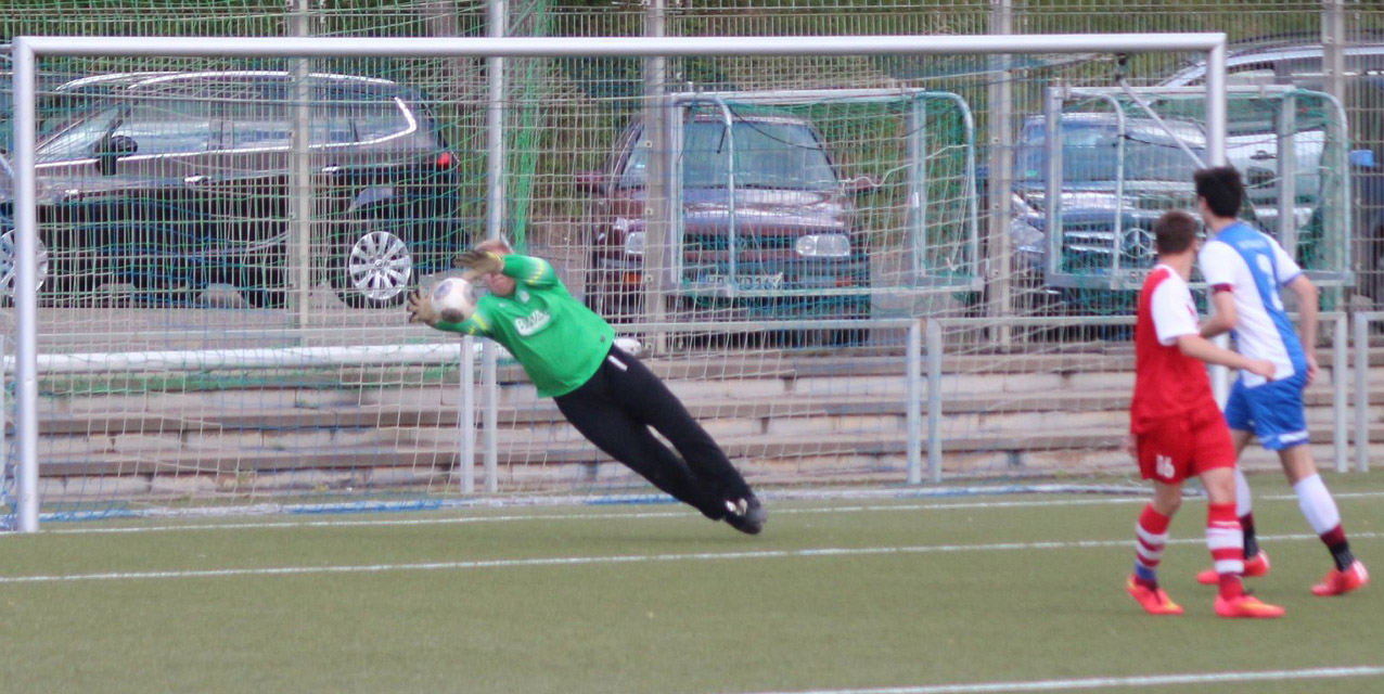 SV-Keeper Lucas Diekmann entschärft einen Distanzschuss mit tollem Reflex