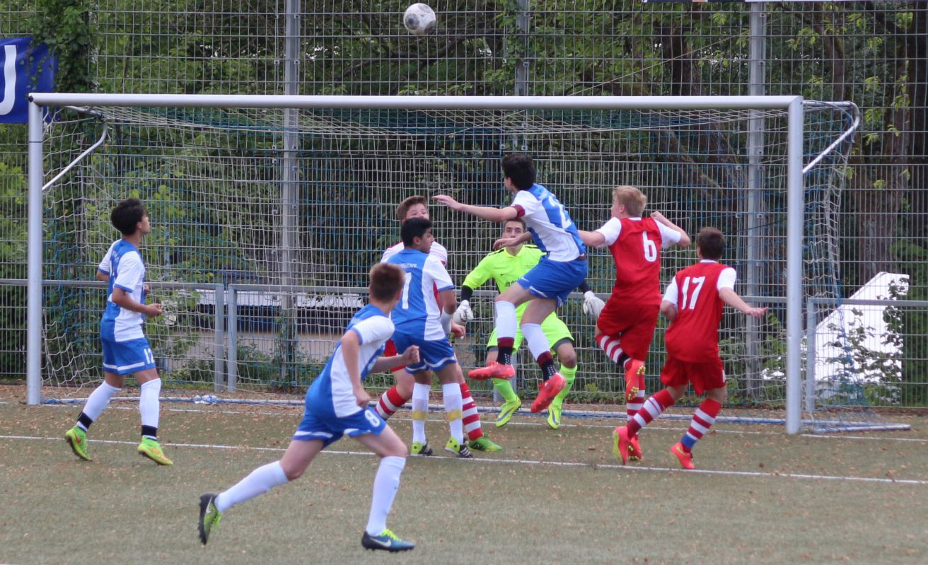 Patrick Hartmann versucht es per Kopfball nach einer Ecke