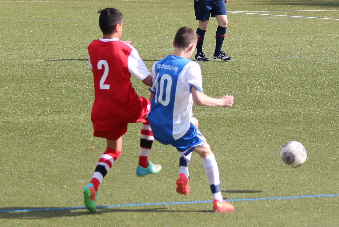 Dennis Bauer (re.) im Zweikampf