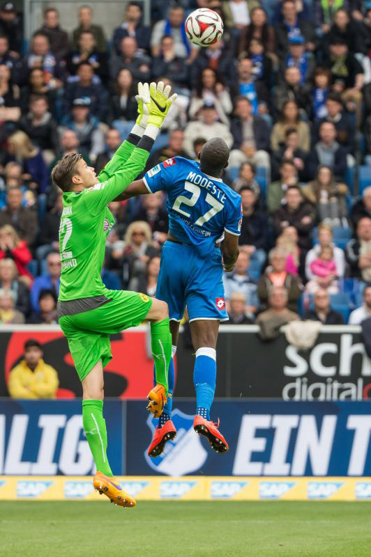 Modeste gewinnt den Zweikampf, scheitert im Nachschuss aber am Schlussmann