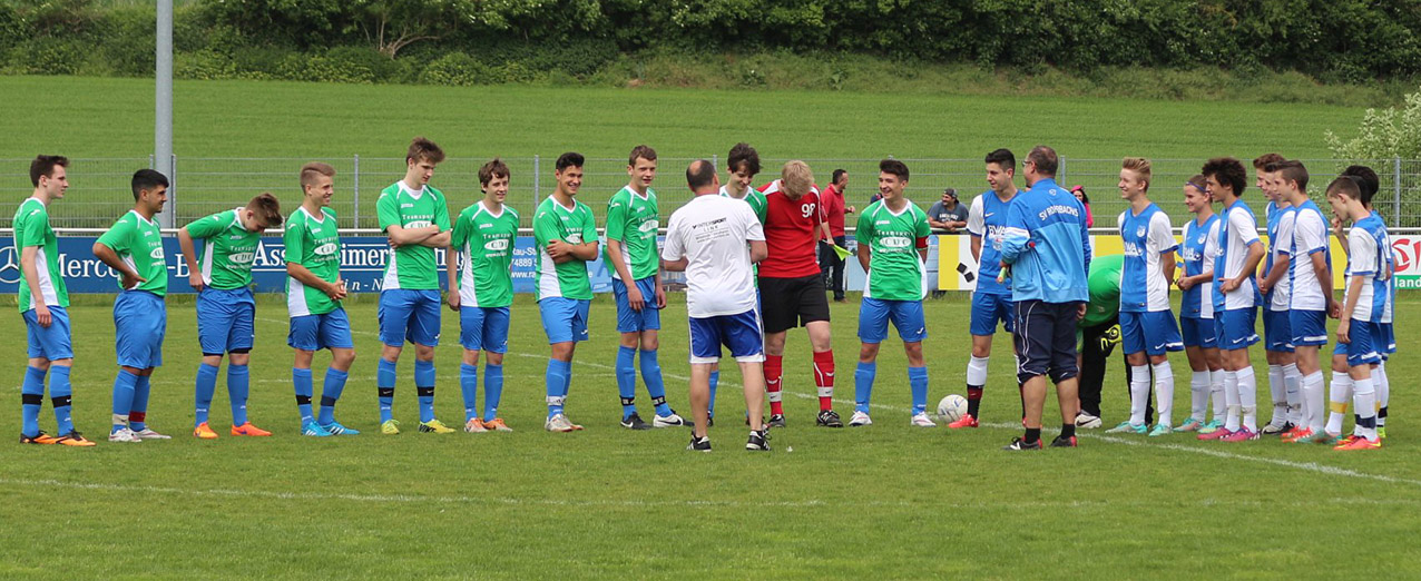 Rohrbach gratuliert Viernheim vor Spielbeginn zum Verbandsligaaufstieg