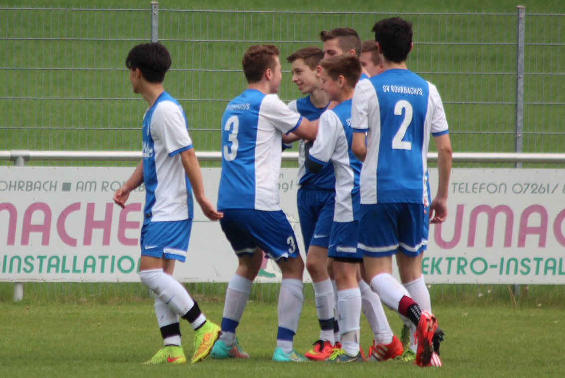 Die SV-Spieler beim Torjubel