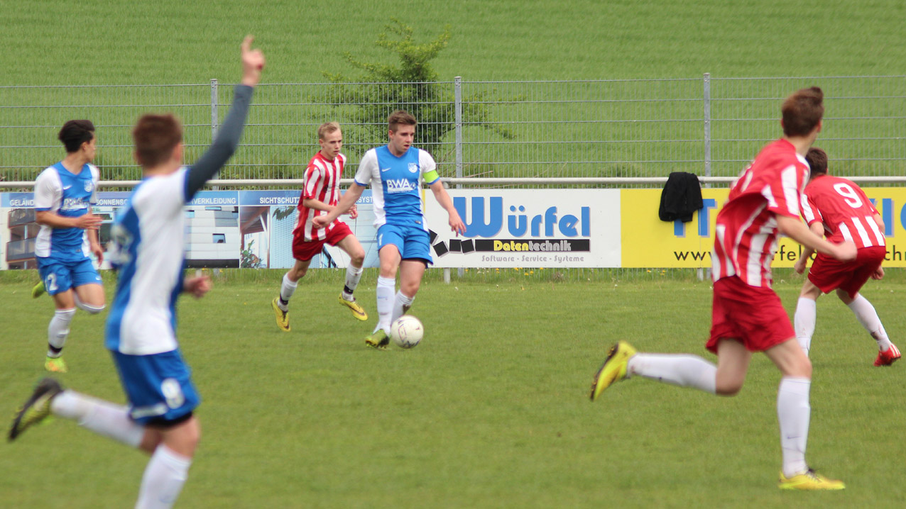 Marcel Sjutsch leitet einen Rohrbacher Angriff ein