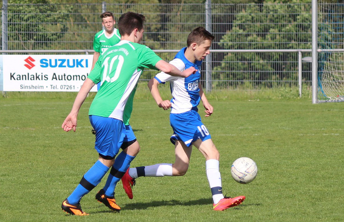 Dennis Bauer entwischt seinem Viernheimer Gegenspieler