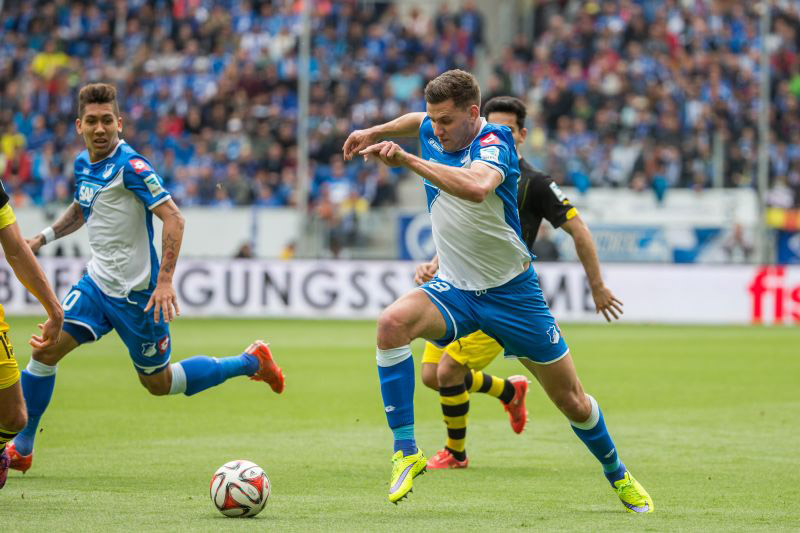 Szalai setzt an zum Dribbling