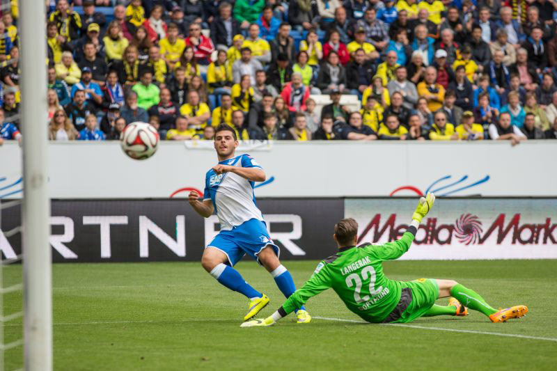 ... schlenzt den Ball zur 1:0 Führung ins lange Eck
