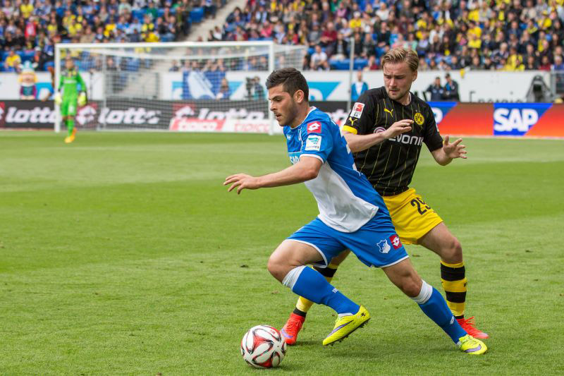 Volland versetzt seinen Dortmunder Gegenspieler