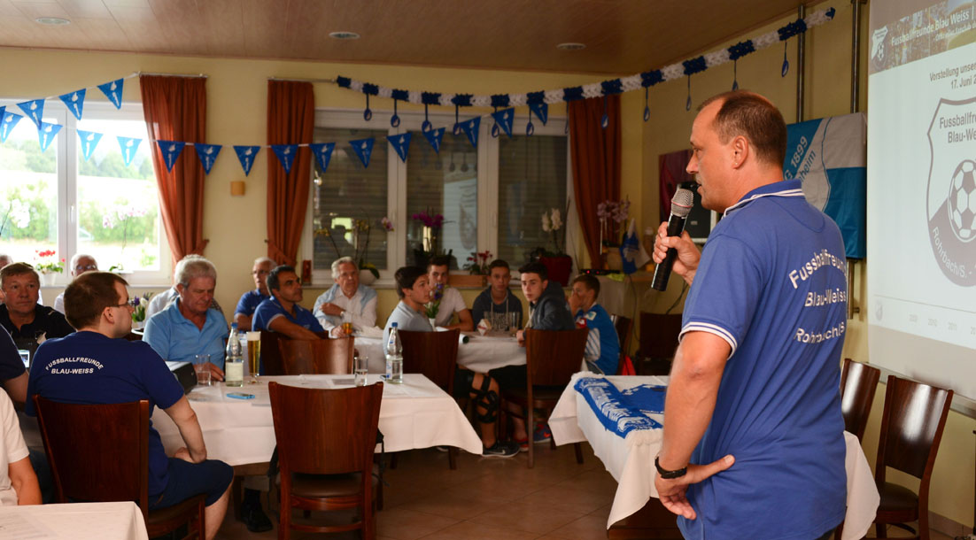 Vorsitzender Jürgen Bauer stellt den Fanclub mit einer Foto-Show vor