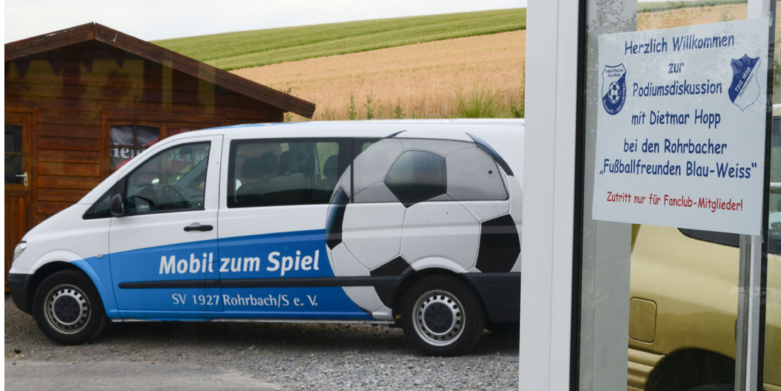 Der Jugendbus des SV Rohrbach/S., gestiftet von der Dietmar Hopp Stiftung im Eingangsbereich