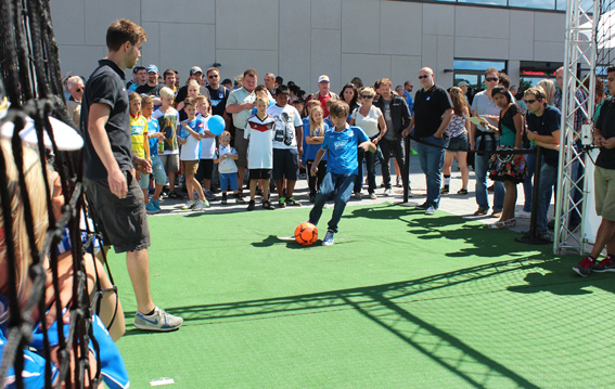 Torwandschießen vor der Arena zählt zu den Höhepunkten beim Rahmenprogramm des 1899 Fan- und Familientages