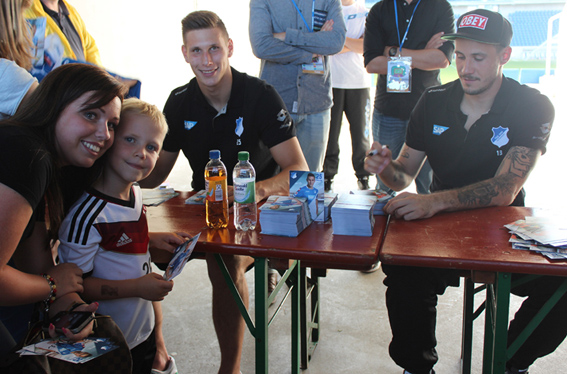 Niklas Süle und Jens Grahl erfüllen zahlreichen Atogrammwünsche
