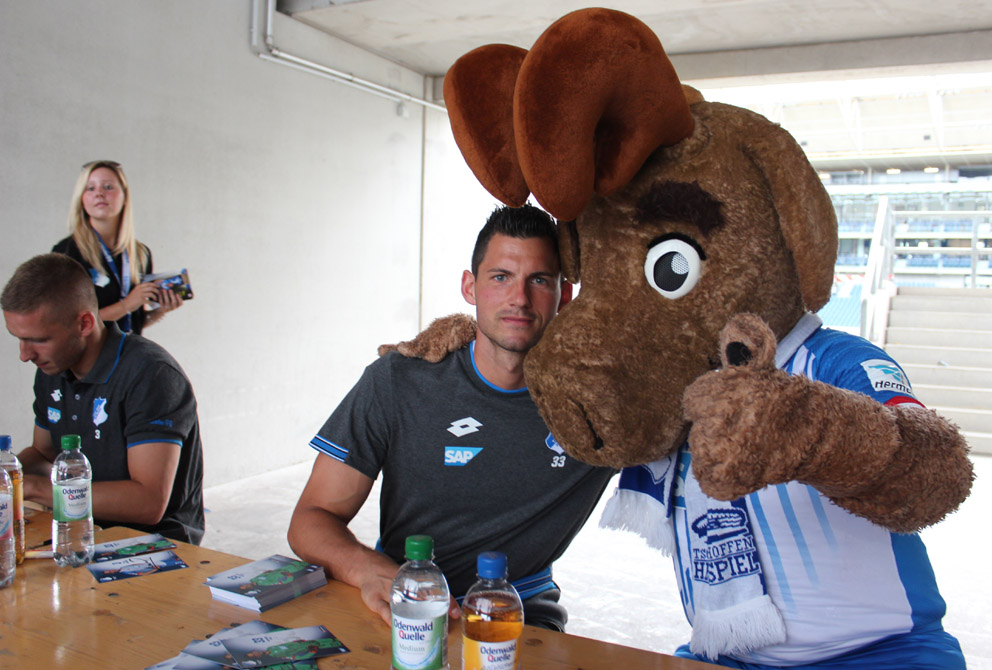 Alexander Stolz und Maskottchen Hoffi