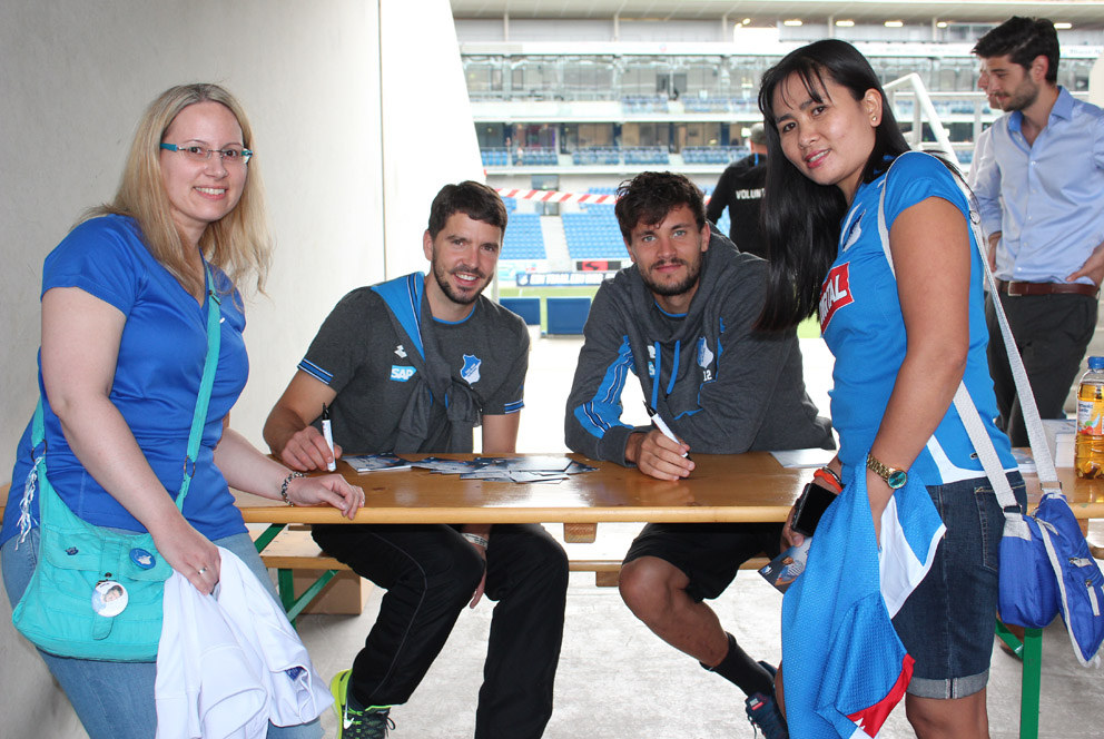 Herdling und Strobl mit zwei weiblichen TSG-Fans