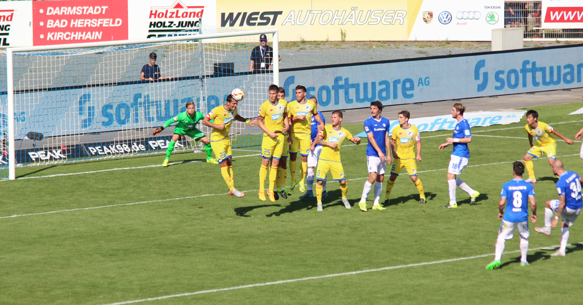 Ein Darmstädter Freistoss wird von Hoffenheims Mauer abgewehrt