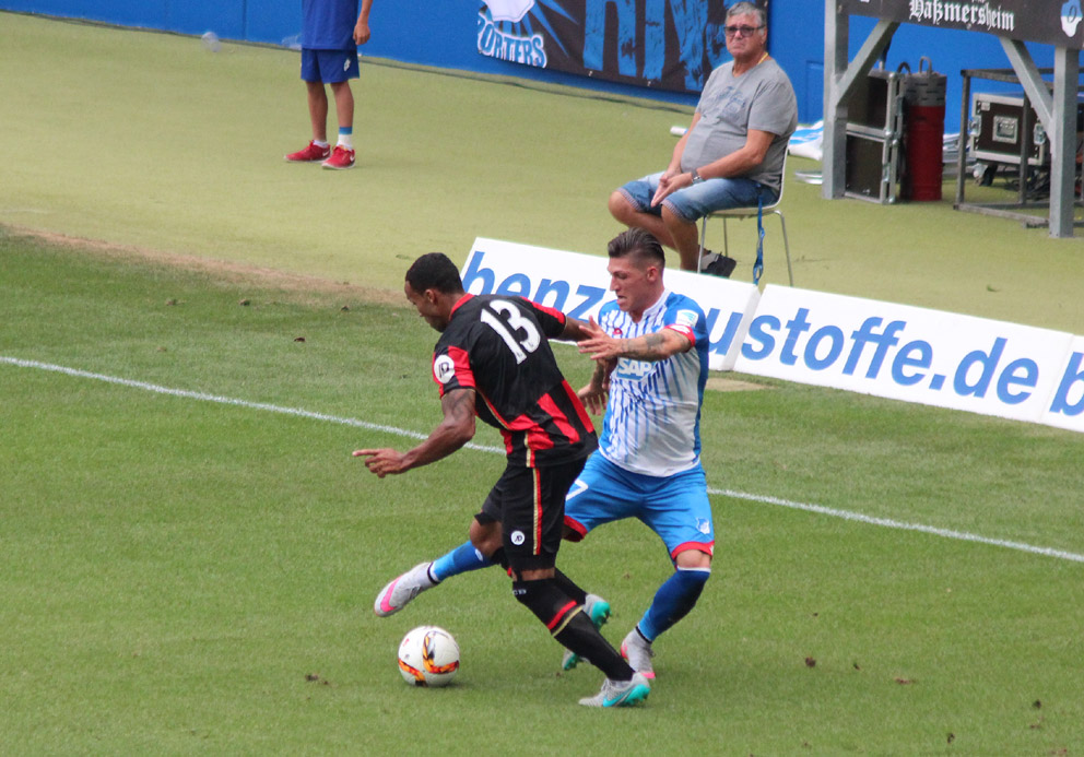 Steven Zuber gewinnt einen Zweikampf