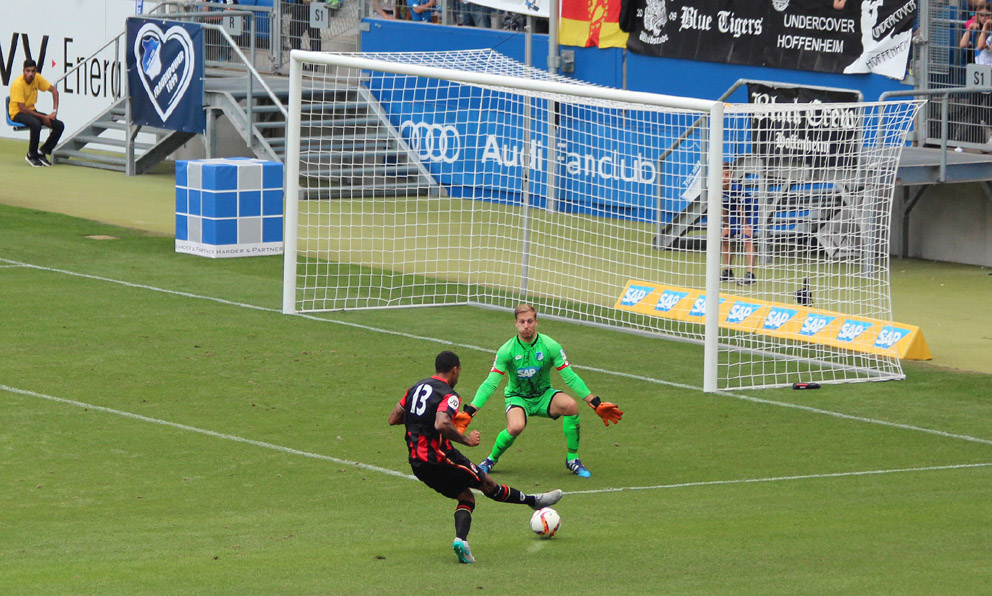 Keeper Oliver Baumann klärt in höchster Not