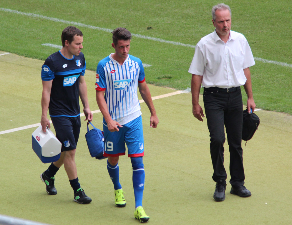 Neuzugang Mark Uth musste mit einer Innenbanddehnung vom Feld