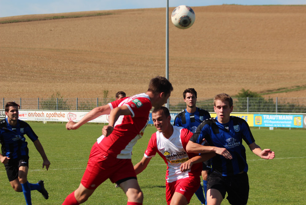 Kopfballduell, rechts Rohrbachs Hansel
