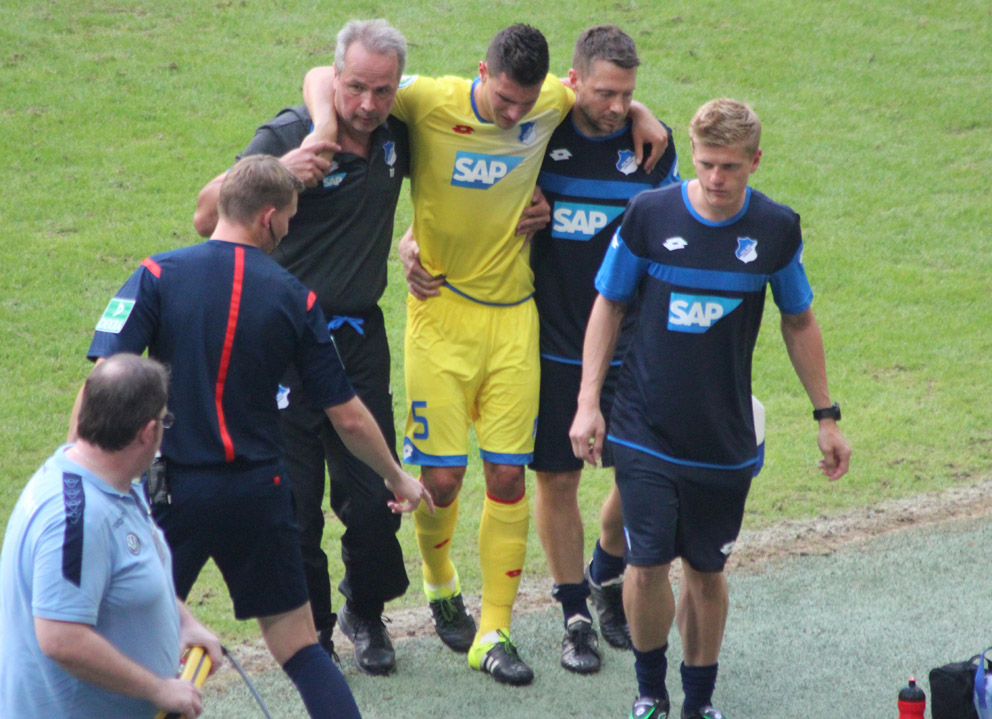 Fabian Schär musste in seinem ersten Pflichtspiel für 1899 verletzt vom Feld