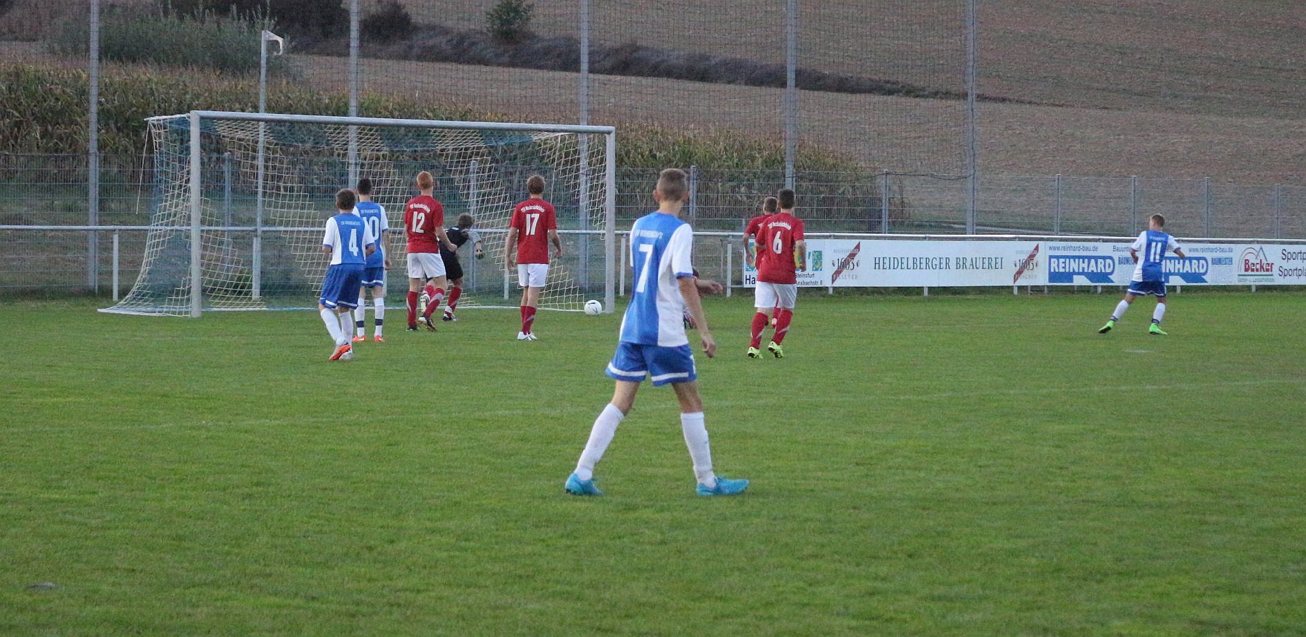 Dominik Schock (re.) schießt ein zum 2:0