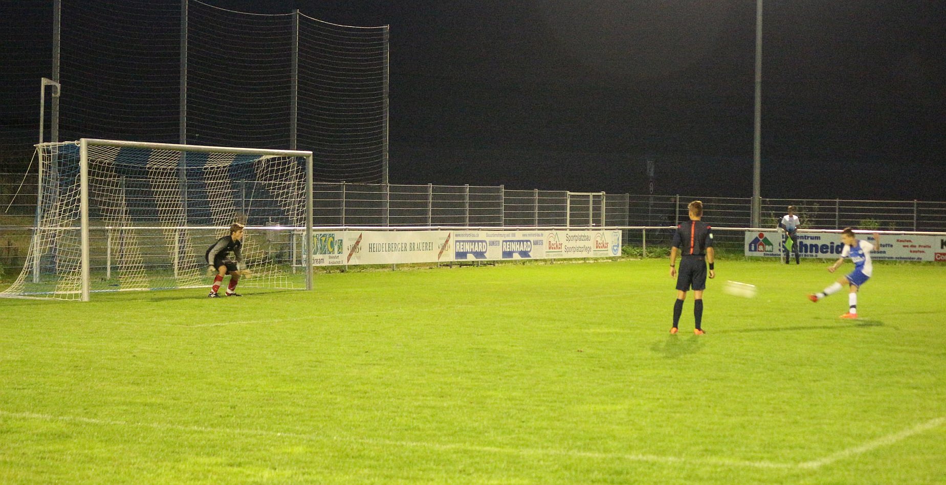 Dennis Bauer verwandelt einen Strafstoss zum 3:0 Endstand