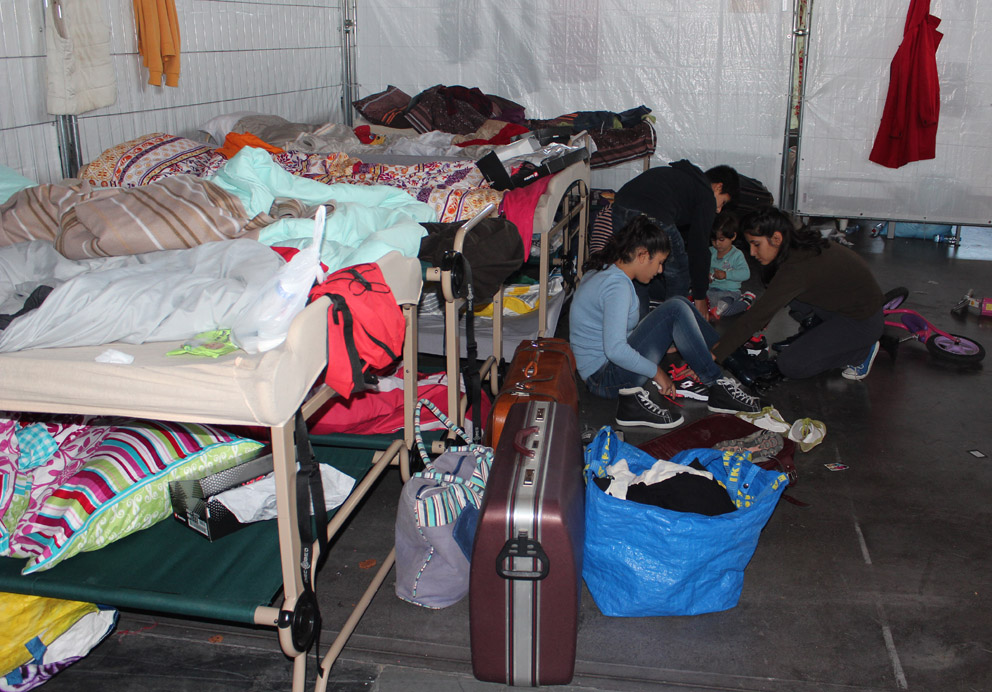 Dichtgedrängt lebten die Menschen in der vollbesetzten Messehalle