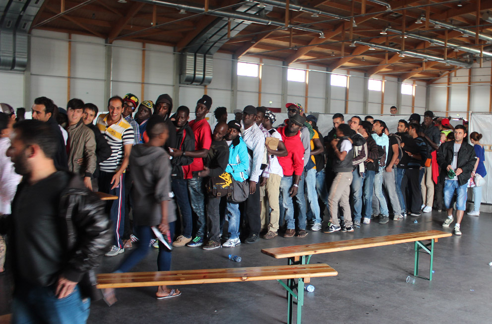 Ungeduldig warteten die Flüchtlinge auf die Schuhpräsente