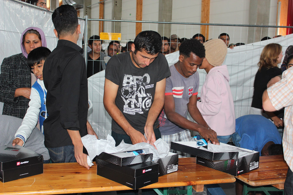 Gespannte Blicke auf die neuen Schuhe