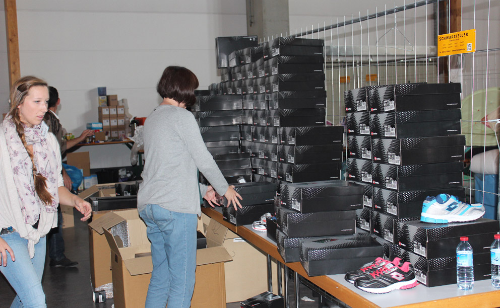 Türme von Schuhkartons