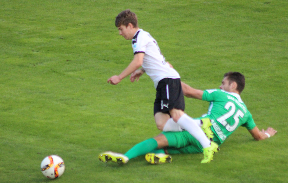 Einer der vielen intensiven Zweikämpfe im Mittelfeld