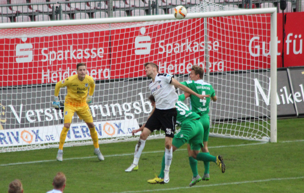 ..... scheiterte wenig später mit diesem Kopfball nur knapp