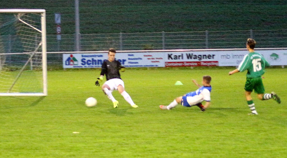 Per Grätsche zum Torerfolg