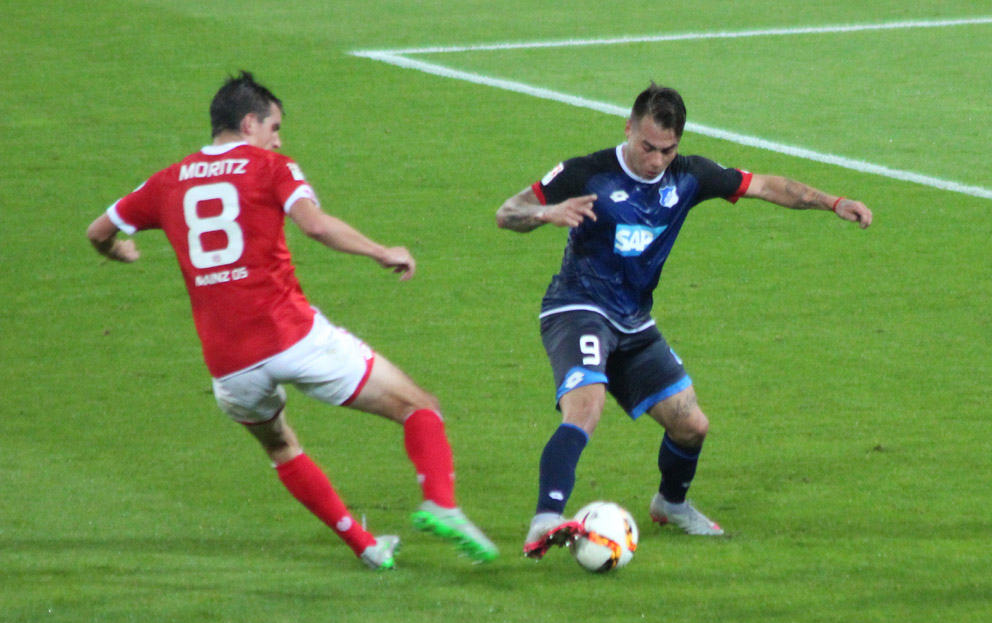 Eduardo Vargas (re.) im Zweikampf