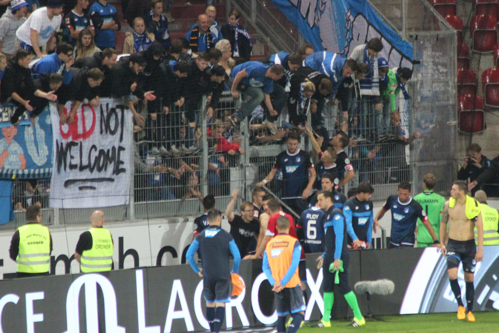 Spieler und Fans nach dem Abpfiff im Dialog