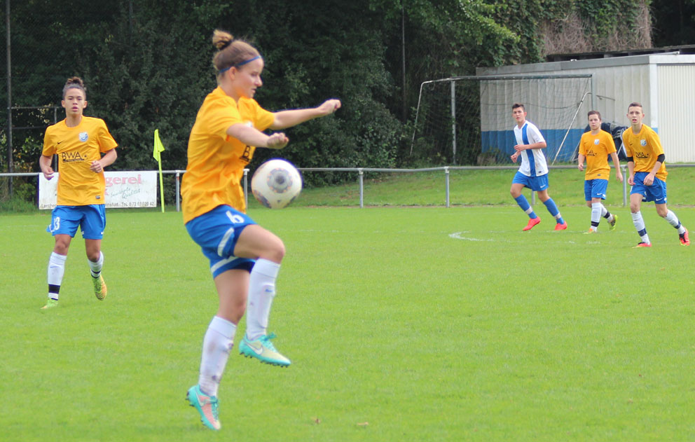 Laura Schinkmann mit perfekter Ballbehandlung