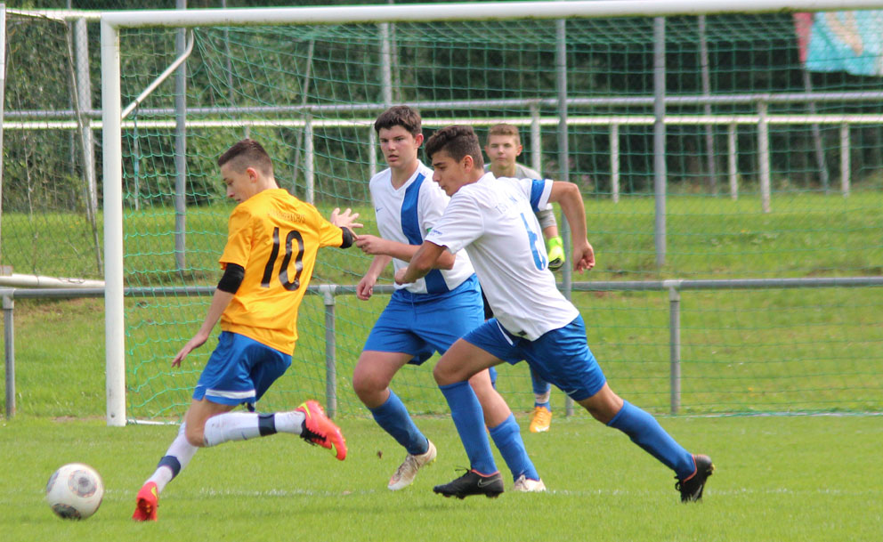 Dennis Bauer mit einem Distanzschuß