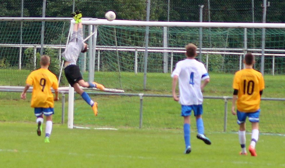 Ein Freistoß von Jannis Weber schlägt ein zum 3:1 Endstand